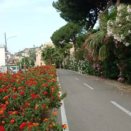L'angolo شقة ريفا ليجوري